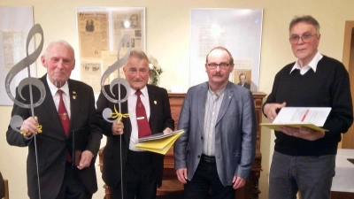 Karl Hrrmann, Vors. des Sängerkreises Nordoberpfalz überreichte Nadeln und Urkunden, verbunden mit Erinnerungsgeschenken an Günther Lindner (linsk), Gerald Plannerer (Zweiter von links) und Chorleiter Bertram Nold (rechts). (Bild: Bertram Nold)
