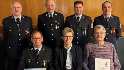 Martin Panzer (sitzend, links) ist neues Ehrenmitglied der Feuerwehr Thumsenreuth, Stefan Weiß wurde für 40 Jahre Mitgliedschaft im Verein ausgezeichnet. Dazu gratulierten unter anderem Bürgermeisterin Marion Höcht sowie die Führungsriege der Brandschützer um Zweiten Vorsitzenden Rainer Schwingshandl (hinten, von links), Vorsitzendem Bertold von Lindenfels, Kommandant Thomas Busch und Zweitem Kommandanten Christian Sirtl. (Bild: att/exb)