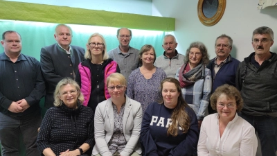 Neuwahlen stehen beim Gartenbau- und Ortsverschönerungsverein Neunaigen auf der Tagesordnung. Das Bild zeigt (stehend, von links) Andreas Weber, Drittten Bürgermeister Dieter Rosenberg, Angelina Konrad, Josef Lippert, Lucia Ockl, Johann Meier, Claudia Schönberger, Werner Riebold, Günter Butz-Bäumler sowie (sitzend von links) Kerstin Stark, Maria Treiber, Anna Häupler-Schönberger und Margarete Butz. (Bild: Franz Krös)