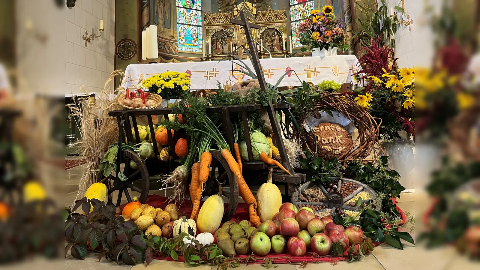 Ein üppiger Erntealtar mit allem, was Feld und Garten zu bieten haben, war in der Pfarrkirche St. Nikolaus Unterauerbach zum Erntedank aufgebaut.<br> (Bild: Franz Grabinger)