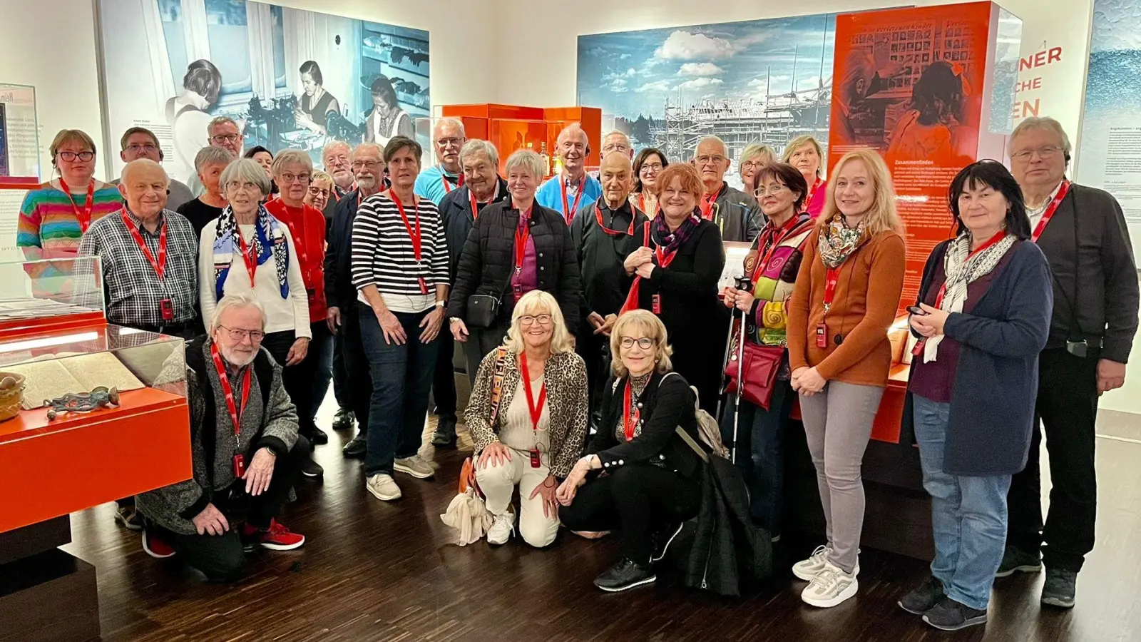 Die Gruppe von Bavaria Bohemia e.V. besuchte das Sudetendeutschen Museum - hier in der Abteilung zu Ankunft und Integration der Sudetendeutschen in Bayern  (Bild: Veronika Hofinger)