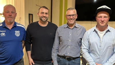 Die im Amt bestätigte Führungsriege der Alten Herren des TuS Rosenberg mit (von links) Markus Ostrowski (2. Vorsitzender) Benjamin Hartmann (3. Vorsitzender), Hans Büttner (Vorsitzender) sowie Tobias Tischler (Kassier). (Bild: Andreas Royer)