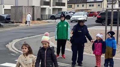 Eine Polizistin zeigte den Kindern das richtige Verhalten im Straßenverkehr. (Bild: Maria Senoldu/exb)