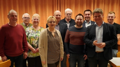 Das Bild zeigt die neu gewählte Vorstandschaft des CSU-Ortsverbands Weiden-Süd mit den Ehrengästen.. (Bild: Alois Schröpf)
