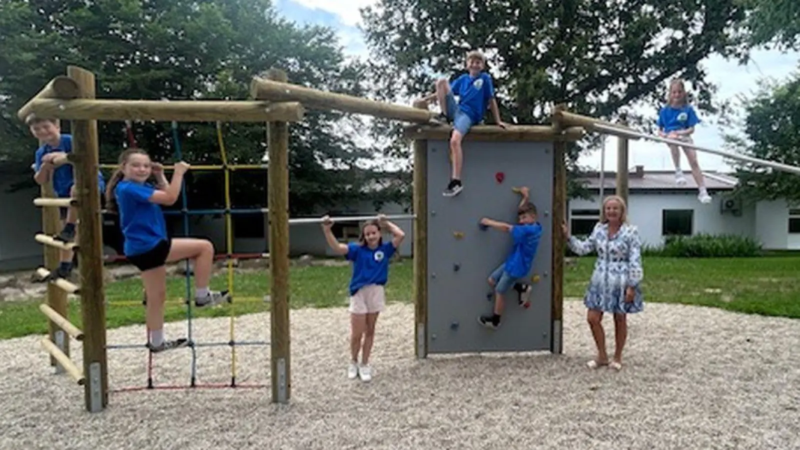 Schülerinnen und Schüler der Grundschule Konnersreuth mit ihrer Rektorin Michaela Ponnath auf dem neuen Bewegungsparcours im Schulgarten.  (Bild: Grundschule Konnersreuth/exb)