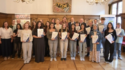OB Michael Cerny (letzte Reihe / rechts außen) verlieh die Zeugnisse an die „Amberger Youngsters“ im Kleinen Rathaussaal.  (Bild: Simon Hauck)
