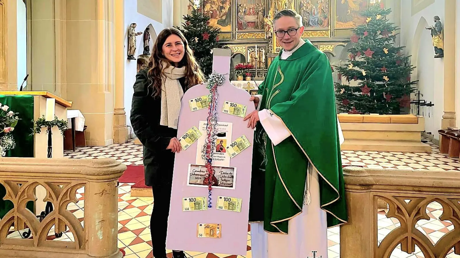 Pfarrer Adam Karolczak überreichte den Erlös des Johannisweinverkaufs an Vertreter des Thomas Wiser Hauses Regenstauf. (Bild: Jonathan Feneis)