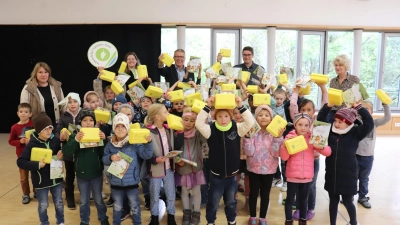 Bei der Brotbox-Ausgabe (von links): Förderlehrerin Stefanie Philberth, Antje Grüner, Franz Stahl, Rektor Armin Aichinger und Studienrätin Anna Merzinger. (Bild: Nico Wiesend)