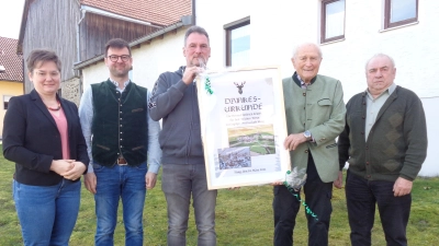 Jagdvorsteher Rainer Leopold übergibt Dankesurkunde an Friedrich Eckert, Sonja Meier, Alexander Wutz, Rainer Leopold, Friedrich Eckert und Andreas Mösbauer  (Bild: Annemarie Mösbauer)