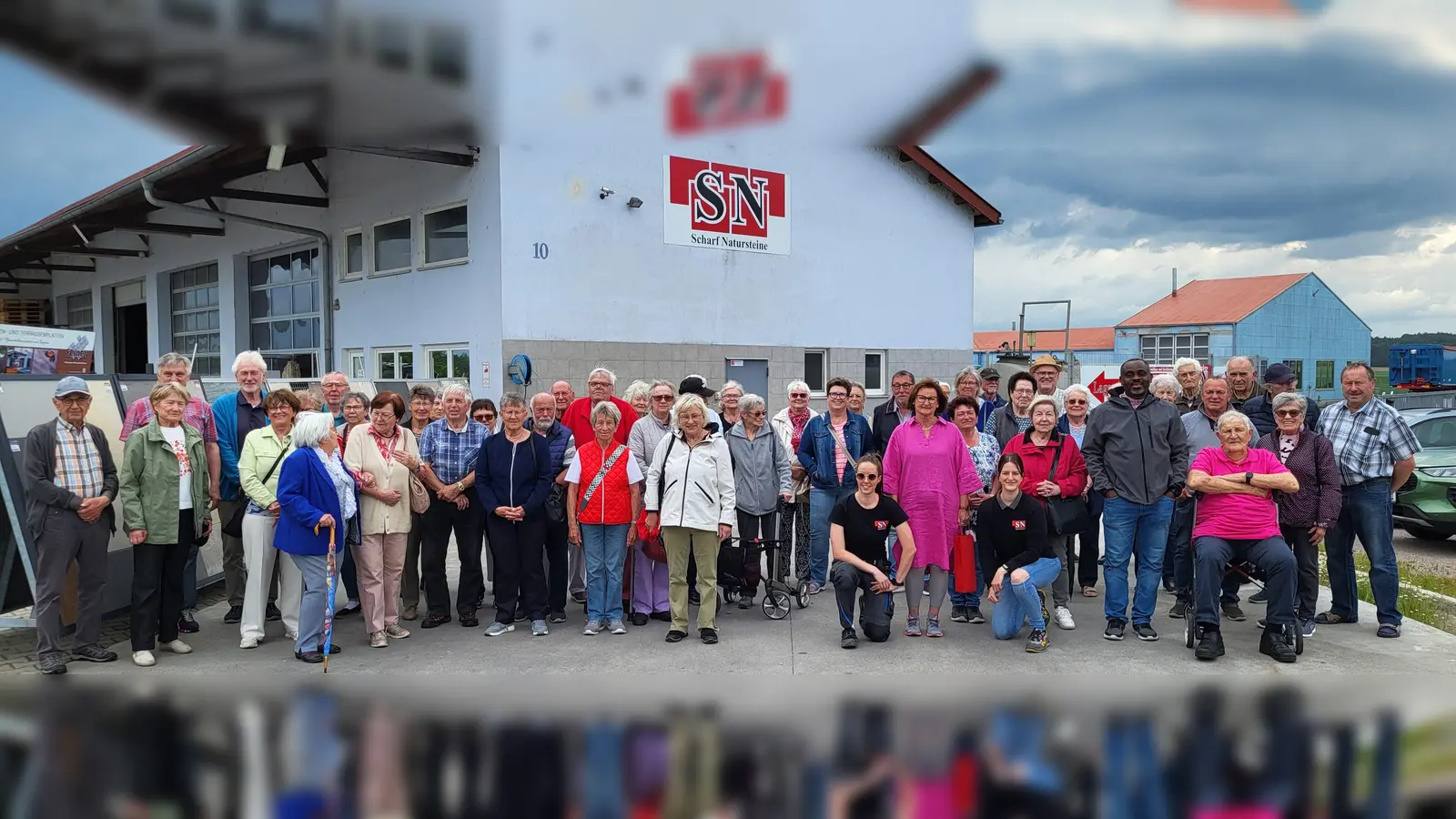 Kniend von links: Laura Scharf, Irmi Prechtl und Lena Scharf.  (Bild: Helmut Kramer)