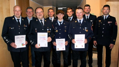 Dank für Treue und Einsatzbereitschaft standen im Mittelpunkt des Kameradschaftsabends der Feuerwehr. Im Bild (von links): Kommandant Wolfgang Pflug, Bürgermeister Martin Prey, Ehrenkommandant Gerhard Fleck, Markus Lingl, Andreas Elsner, Andreas Stepper, Gerald Thanner stellvertretender Vorsitzender David Niederalt, KBM Andreas Brandstätter. Drei Kameraden waren entschuldigt.  (Bild: Sandra Urban)