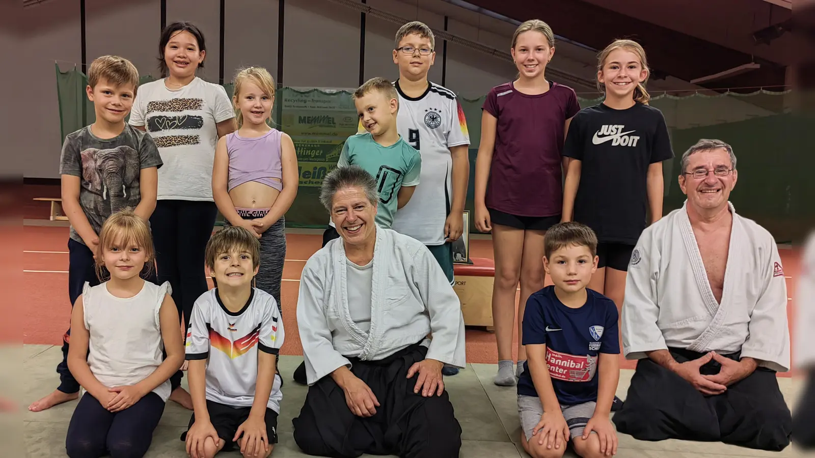 Nach dem Training wurde ein gemeinsames Gruppenbild erstellt. Im Bild in der Mitte Margret Schels und außen rechts Eugen Truderung.  (Bild: Margret Schels)