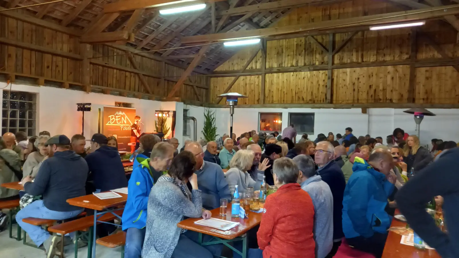 In der gut geheizten Halle spielten die Außentemperaturen im einstelligen Bereich keine Rolle.  (Bild: Elfriede Winter )