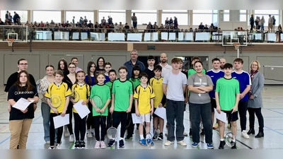 Schulleiterin Christine Wiesend (rechts) übergab die Preise an die erfolgreichen Teilnehmer am Badminton-Wettbewerb.  (Bild: Johannes Popp/exb)