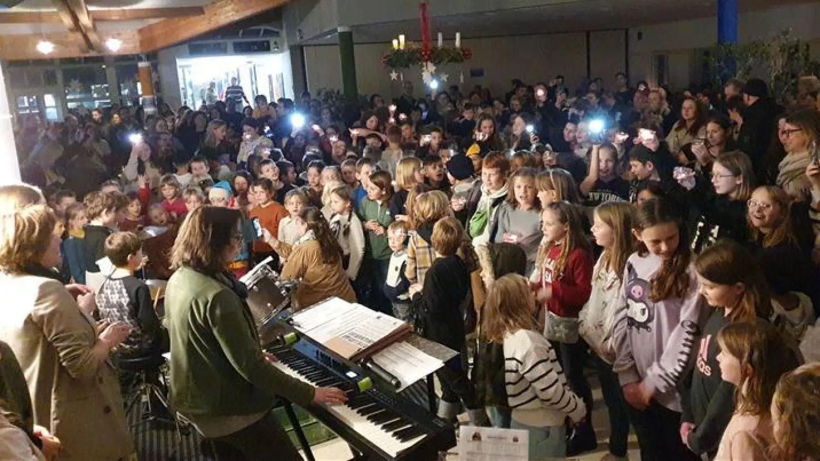 Der besinnliche Nachmittag der Landgraf-Ulrich-Schule in Pfreimd ist gut besucht (Bild: Oliver Fröhlich/exb)