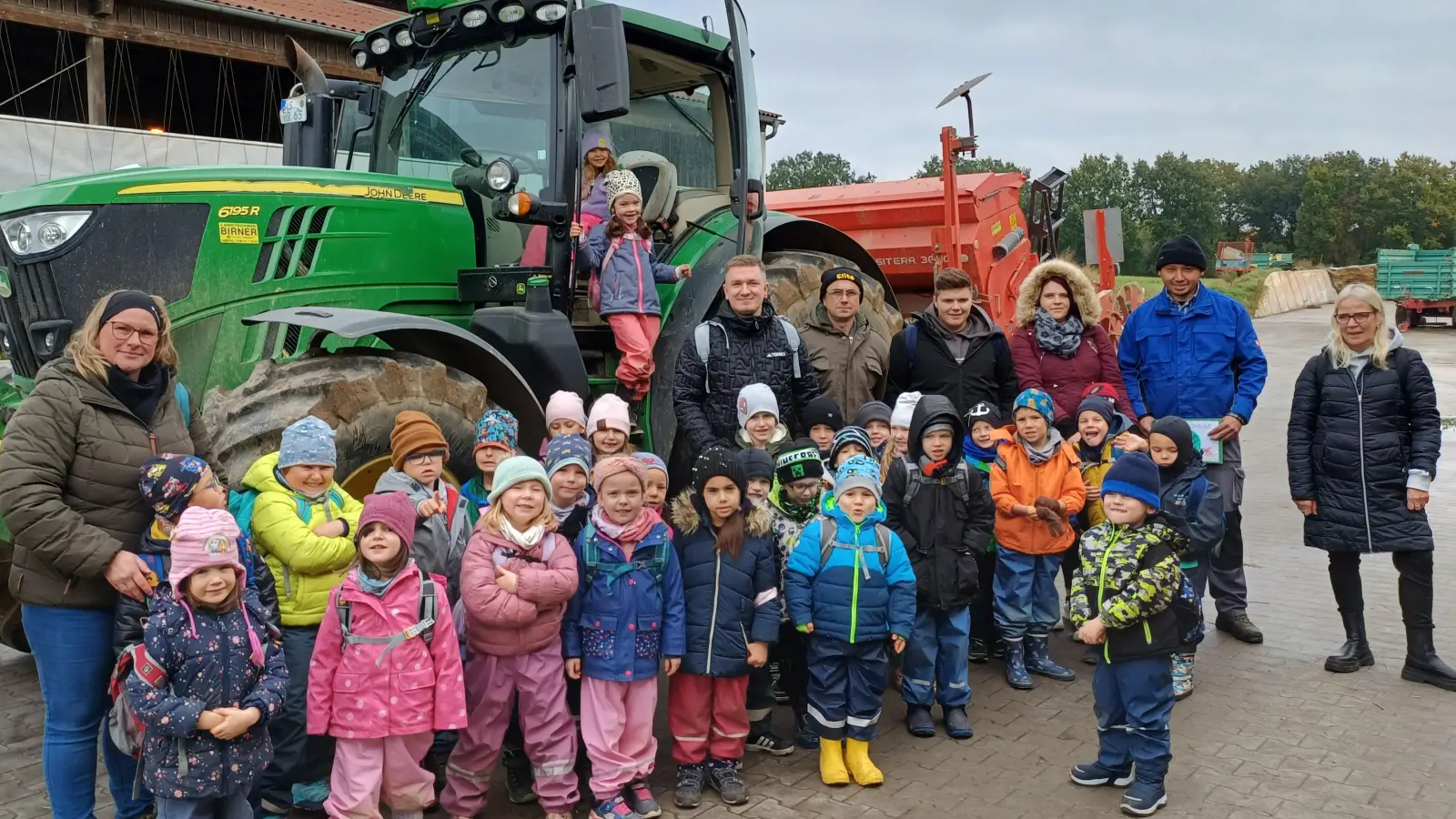 Der Traktor mit Sämaschine und die Kinder waren startklar, nur das Wetter spielte nicht mit. (Bild: Michael Ströhl )