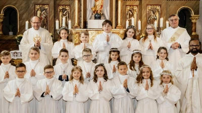 Pfarrer Thomas Thiermann (hinten links), Pater Beschi und Diakon Egon Giehl (hinten von rechts) freuten sich mit den Kindern über das große Fest der Erstkommunion in der Pfarreiengemeinschaft Beidl-Plößberg. (Bild: Fotostudio Hummer)