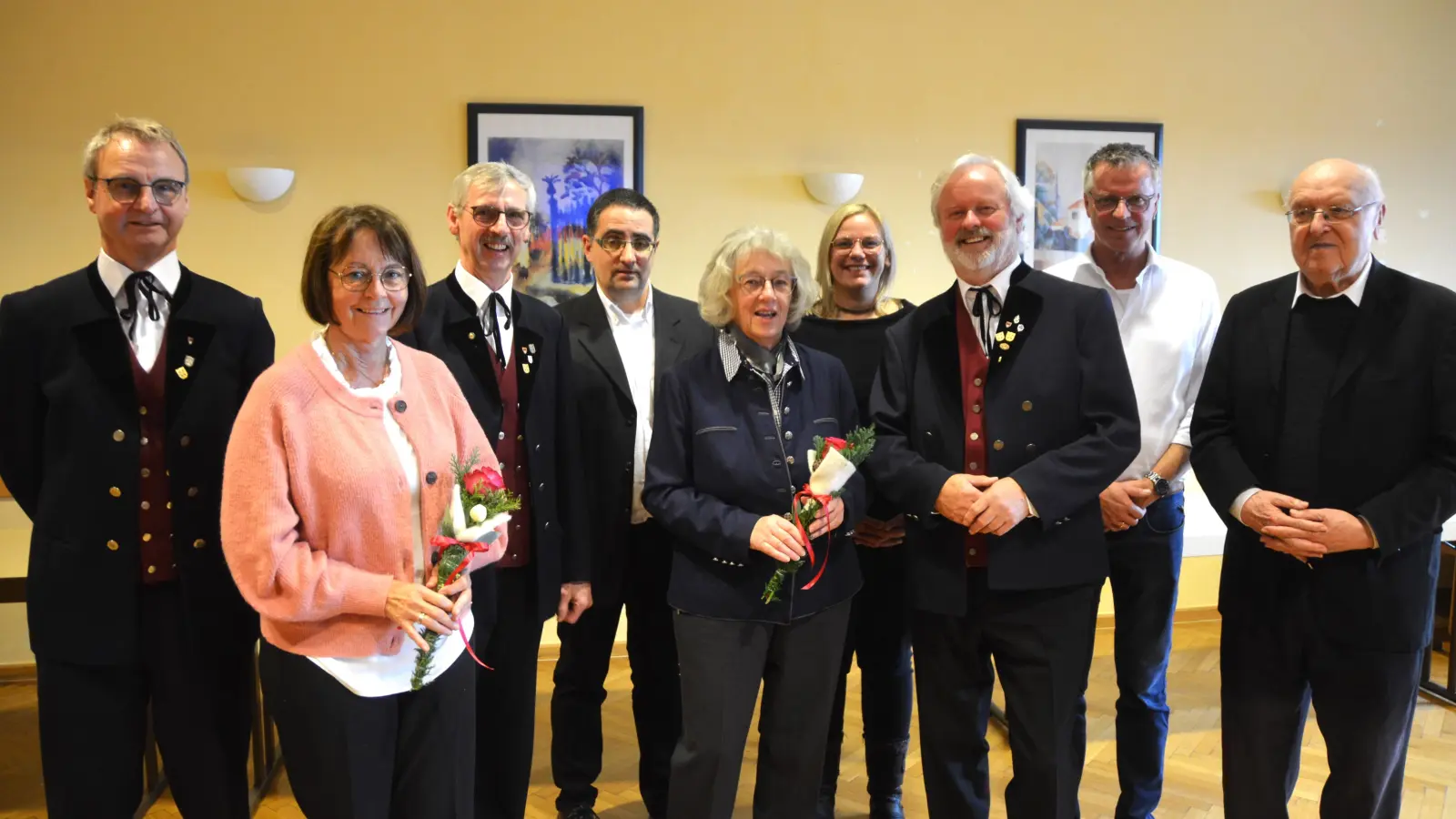 Eine besondere Ehrung beim Männerchor Ehenfeld. Von li. Richard Falk, Anita Falk, Vorstand Wolfgang Falk, der Vertreter der Sängergruppe Amberg, Christian Fink, Rita Falk, Chorleiterin Saskia Krügelstein, Norbert Falk, Bürgermeister Hermann Falk und Ruhestandspfarrer Konrad Kummer. (Bild: Fritz Dietl)