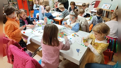 Aus Papptellern basteln sich die Kindern eine Elefantenmaske. (Bild: exb/Sabine Liewald)