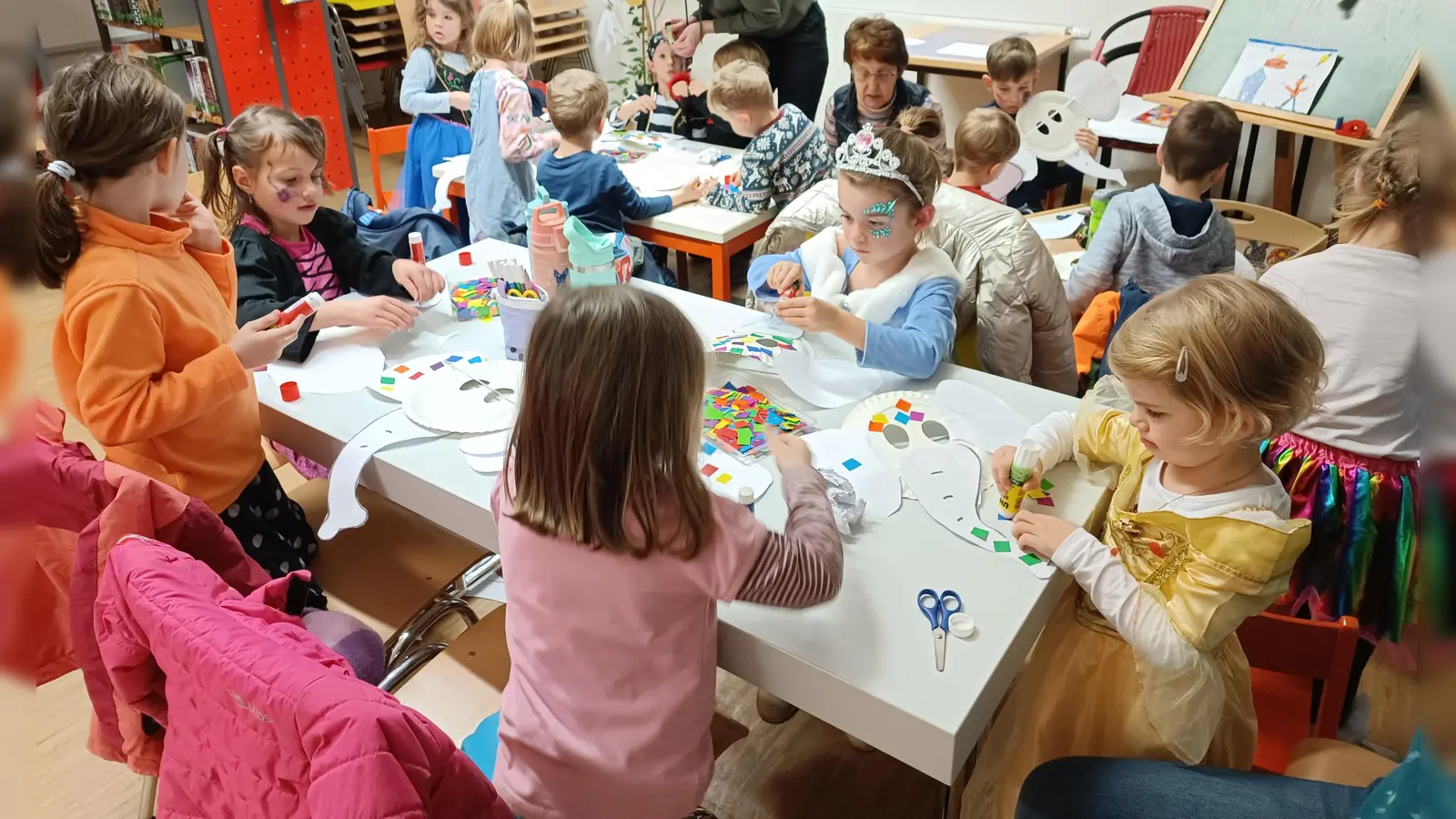 Aus Papptellern basteln sich die Kindern eine Elefantenmaske. (Bild: exb/Sabine Liewald)