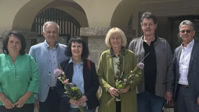 Personalratsvorsitzende Ramona Wiesent und Landrat Roland Grillmeier verabschiedeten Margit Seitz, Marita Zandt und Alfred Bäumler (von links). Rechts Personalchef Walter Brucker. (Bild: Marie Kammermeier/Landratsamt Tirschenreuth/exb)