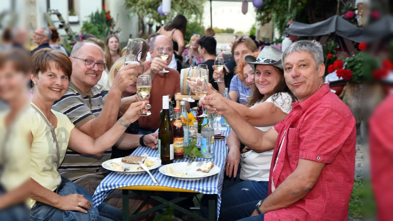 Bei Wein und gutem Essen verbrachten die zahlreichen Gäste des OWV-Weinfestes ein paar vergnügliche Stunden im wunderschönen Ambiente des Busl-Hofes. (Bild: Rudi Gebert)