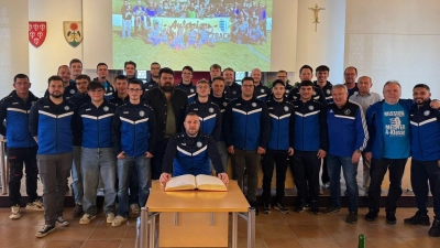 Im Bild die Mannschaft des SV Loderhof/Sulzbach zusammen mit 1. Bürgermeister Stefan Frank bei der Eintragung ins Goldene Buch der Stadt Sulzbach-Rosenberg (Bild: Luca Ebert)