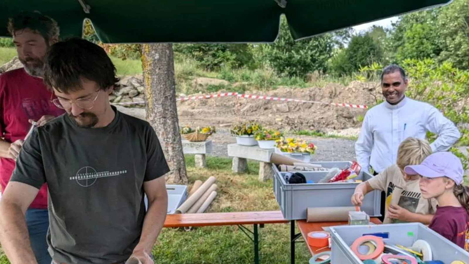 Auf dem Bild sind die Mitarbeiter des Jugendkunst-Mobils aus Wunsiedel und Präses Julius Johnrose (rechts) zu sehen.  (Bild: Alexander Hörl)