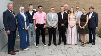 Die Schulbesten der Mittelschule Waldsassen: Von links Marktrat Reinhard Wurm, Rawan Al Najjar 1,7, Lukas Kammerer 1,6, Rawad Al Najjar 1,5, Simon Hoschek 1,7, Max Summer 1,5, Bürgermeister Johann Burger, Leonberg, Mia Saller 1,5, Bernd Sommer, 1. Bürgermeister Waldsassen, Petra Burger, stellvertretende Schulleiterin, Johannes Saalfrank, 3. Bürgermeister Leonberg. (Bild: Claudia Strobel-Dietrich)