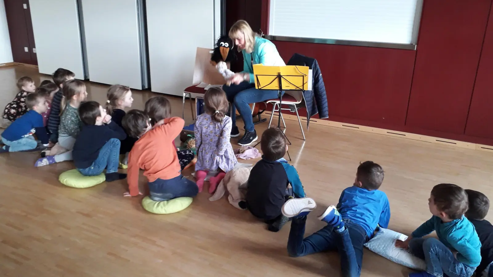 Cornelia Prey zieht in der Märchenstunde mit der Geschichte „Die drei Schweinchen“ die Kinder in ihren Bann.  (Bild: Elfriede Jauernig )