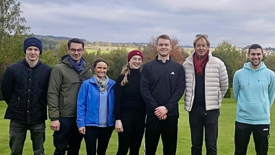 Golftrainer Matthew Garall (Zweiter von rechts) erläuterte den Besuchern die Grundregelnd des Golfsports. Rechts: JU-Ortsvorsitzender Johannes Klinger<br> (Bild: Johannes Klinger)