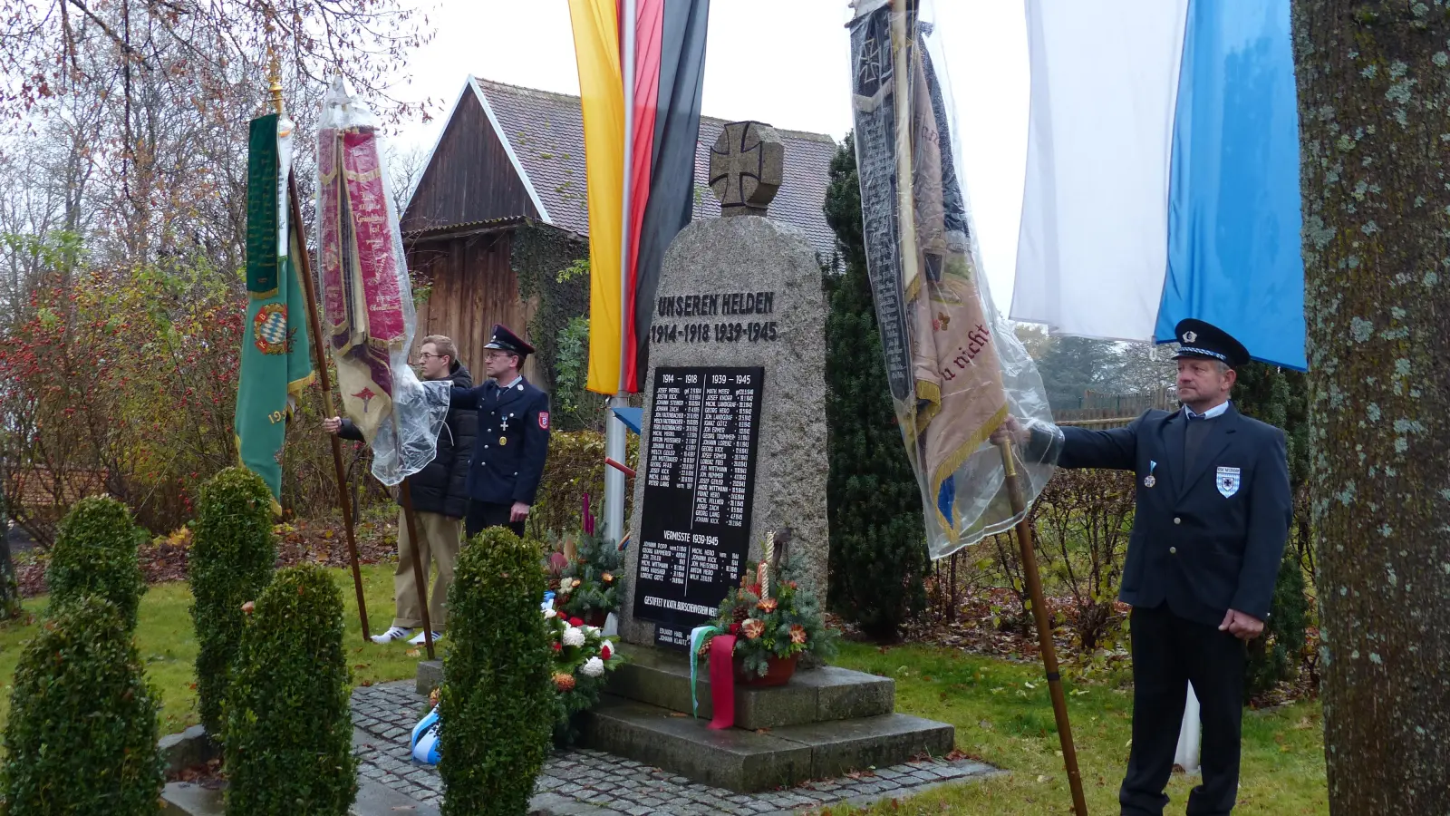 Das feierliche Gedenken am Neudorfer Kriegerdenkmal.  (Bild: hme)