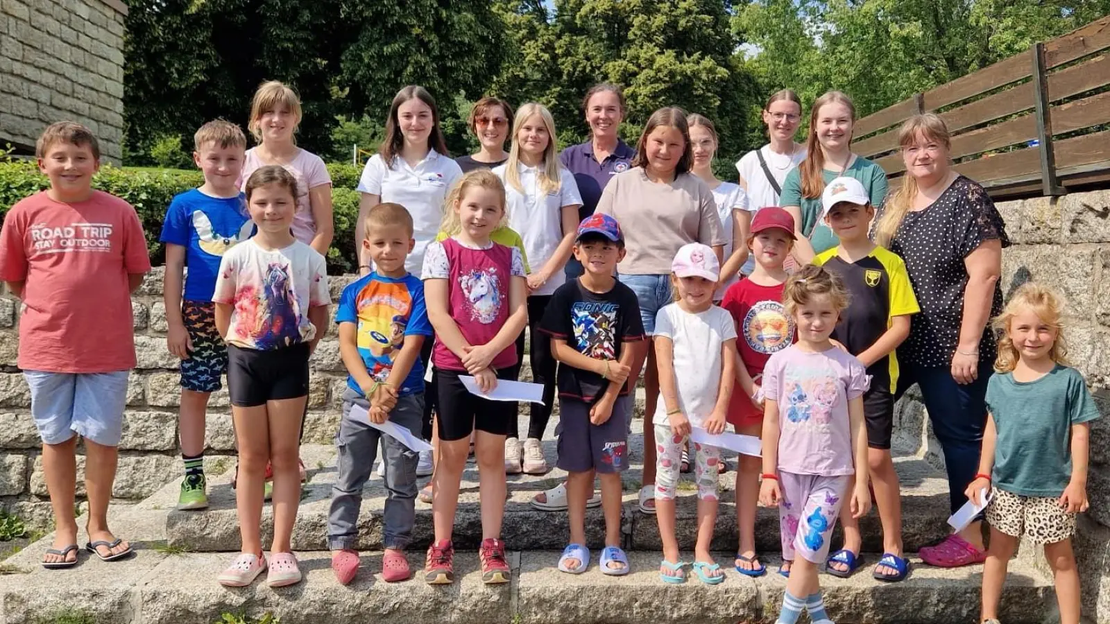 Die Kinder und Betreuerinnen hatten beste Laune bei sonnigem Wetter (Bild: Patricia Henze)