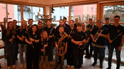 Das Jugendorchester der Werkvolkkapelle Schlicht unter der Leitung von Lukas Schöpf im Café beim Weihnachtskonzert. Die Besucher zollten die tolle musikalische Unterhaltung mit viel Applaus. (Bild: Lena Wiesnet)