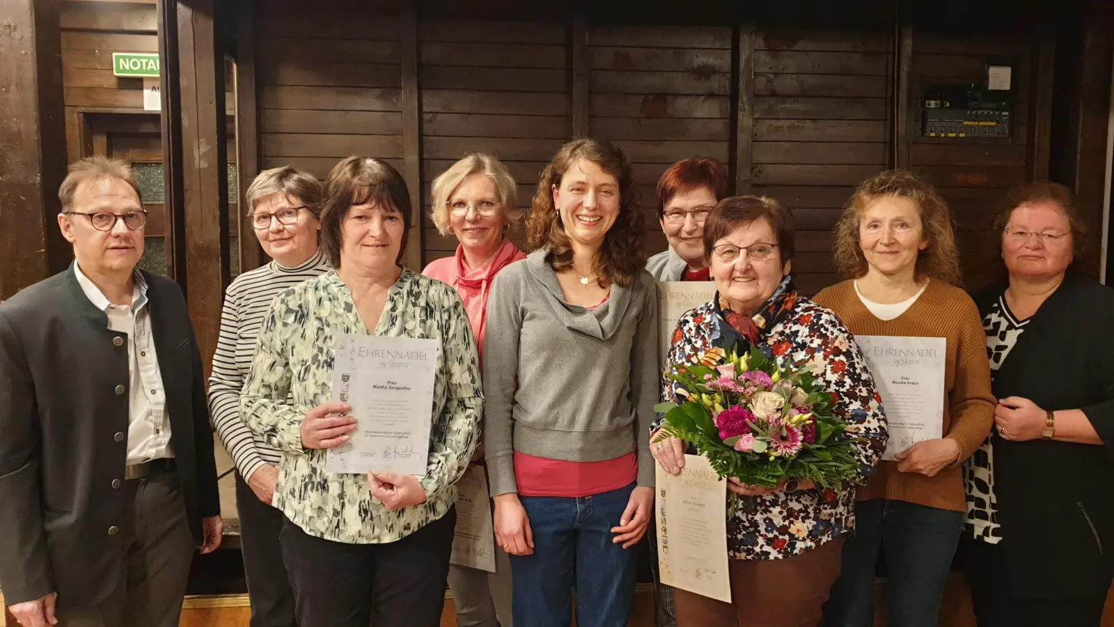 3. Bgm. Martin Winter, Heidi Süß, Martha Sorgenfrei, Claudia Maier, Stephanie Krämer, Maria Scherr-Passenberger, Erika Krämer, Monika Kraus, Kreisfachberaterin Heidi Schmid.<br><br> (Bild: Stefanie Krämer)