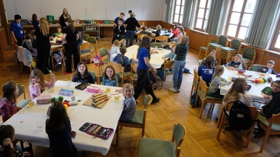 40 Kinder unter bester Betreuung warteten aufs Christkind und hatten dabei ihre helle Freude. (Bild: Fred Lehner)