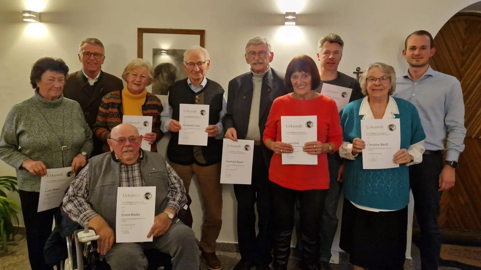 Franz Stahl (Zweiter von links) und Nico Wiesend (rechts) mit den Jubilaren (von links) Liane Bauer, Erwin Brader, Veronika Csakli, Reinhold Csakli, Eberhard Bauer, Gisela Zant, Wolfgang Riedl und Christine Riedl. (Bild: Aliaksandra Tkachuk)