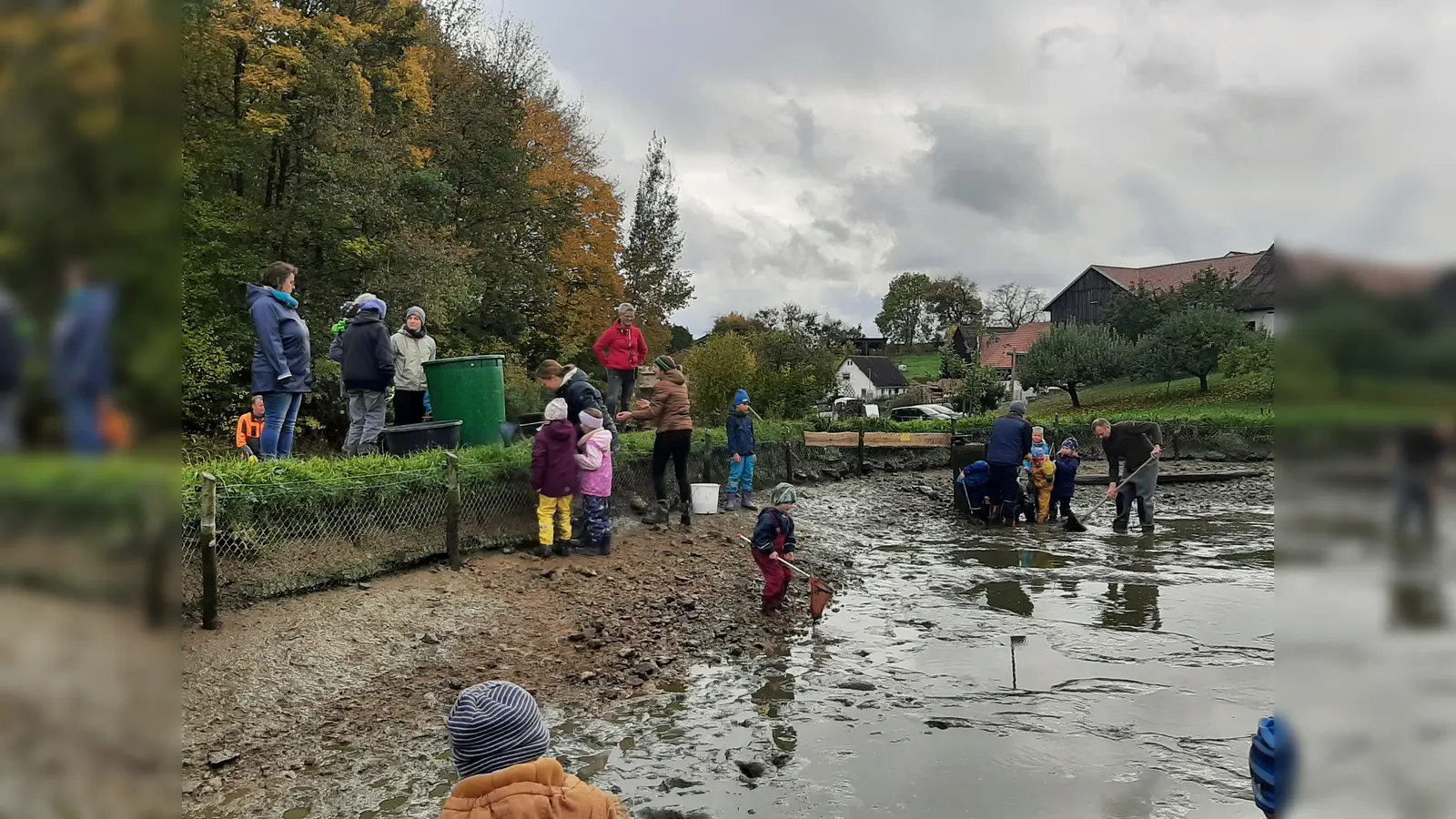 Die Kinder unterstützen Familie Maier beim Abfischen. (Bild: Daniela Kielhorn/exb)