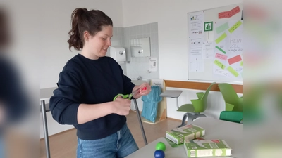 Anna Lucia Bauer aus Weiden zeigte den BVJ-Schülerinnen und Schülern zunächst, wie einfach Jonglierbälle selbst hergestellt werden können. (Bild: Bettina Bauer)