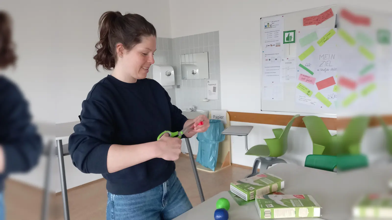 Anna Lucia Bauer aus Weiden zeigte den BVJ-Schülerinnen und Schülern zunächst, wie einfach Jonglierbälle selbst hergestellt werden können. (Bild: Bettina Bauer)