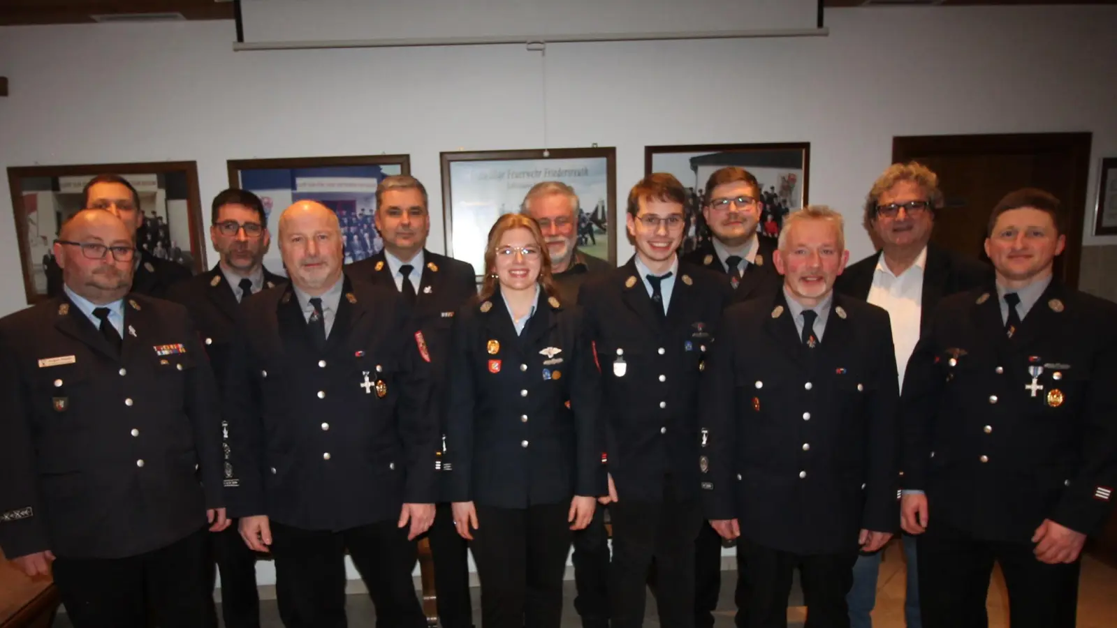 Siegfried Steiner (Dritter von rechts) bleibt Vorsitzender der Feuerwehr Friedersreuth, Kommandant Markus Wittmann (Dritter von links) übergibt nach 18 Jahren sein Amt an den bisherigen Adjutanten Wolfgang Ackermann (Vierter von links). (Bild: Bernhard Piegsa)