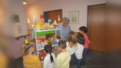 Die Marienheim-Kindergartenkinder helfen „Tante Emma” beim Verkauf im Altenheim (Bild: Daniela Donhauser)