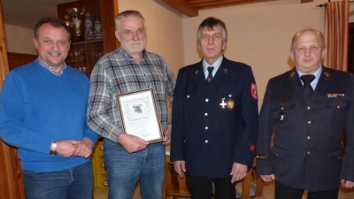  Siegfried Maier (mit Urkunde) wurde von Johann Kellner (zweiter von rechts) zum Ehrenmitglied ernannt im Beisein von Bürgermeister Anton Kappl (links) und KBI Martin Weig (rechts)<br> (Bild: Sieglinde Schärtl)