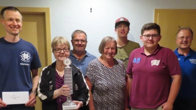 Christian Schindler und Maria Scharf (von links) hatten beim Preiswatten das beste Blatt. Ihnen folgten Michael Jungnickl und Anneliese Bauer auf Platz drei sowie Benedikt Bauer und Hannes Kellner auf Platz zwei. Bernd Bauer übernahm die Siegerehrung. (Bild: soj/exb)