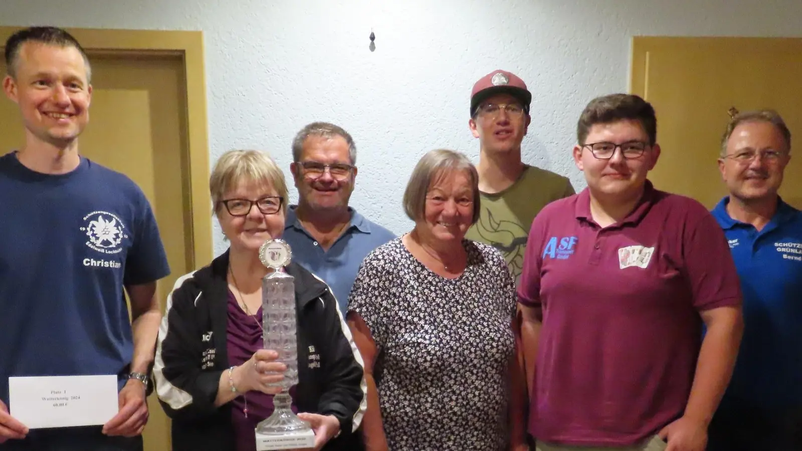 Christian Schindler und Maria Scharf (von links) hatten beim Preiswatten das beste Blatt. Ihnen folgten Michael Jungnickl und Anneliese Bauer auf Platz drei sowie Benedikt Bauer und Hannes Kellner auf Platz zwei. Bernd Bauer übernahm die Siegerehrung. (Bild: soj/exb)