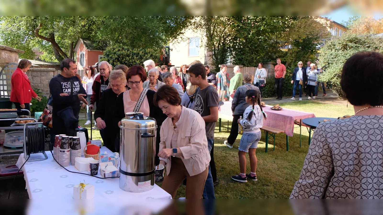 In gesellschaftlicher Runde traf man sich nach dem Gottesdienst am Sonntag zum Kirchenkaffee. (Bild: Fred Lehner)