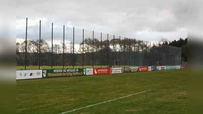 Als Partnerverein des Zweitligisten „Jahn Regensburg” präsentiert sich die Spielvereinigung Trabitz seit diesem Jahr. Das Ansehen, das der Verein genießt, spiegelt sich auch in einer lückenlosen Reihe von Bandenwerbetafeln wider. (Bild: Bernhard Piegsa)