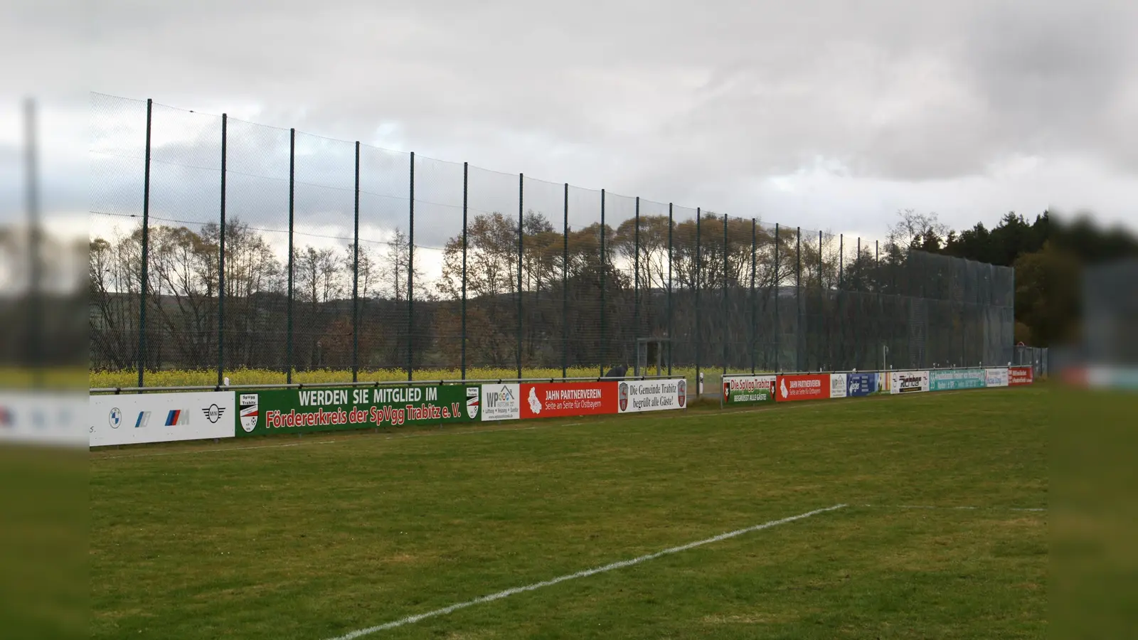 Als Partnerverein des Zweitligisten „Jahn Regensburg” präsentiert sich die Spielvereinigung Trabitz seit diesem Jahr. Das Ansehen, das der Verein genießt, spiegelt sich auch in einer lückenlosen Reihe von Bandenwerbetafeln wider. (Bild: Bernhard Piegsa)