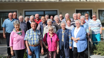 Nach 113 Jahren hat sich der Club Solidarität Sulzbach-Rosenberg aufgelöst. Das letzte gemeinsame Foto nach der Versammlung mit Kassenprüfer Hans-Jürgen Reitzenstein (hi. links), der 3.Bürgermeisterin Hildegard Geismann und kommissarischem Vorstand Werner Kirschner (vorne von links).  (Bild: Anton Fenk )