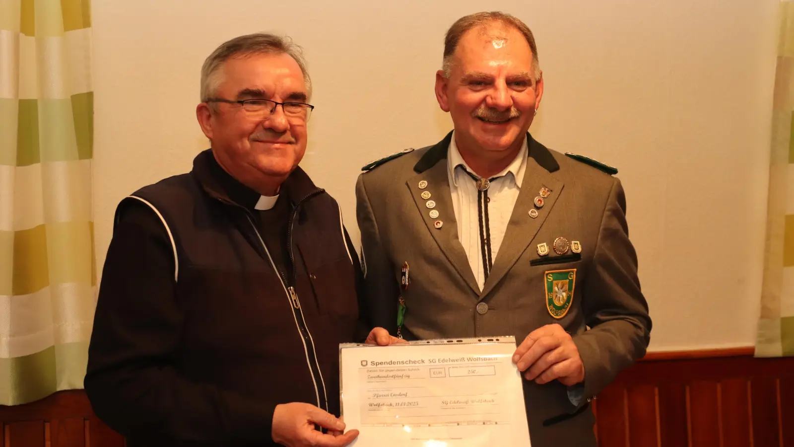 Pfarrer Slawomir Niemczewski (v. L.) nahm dankend die Spende für die Pfarrei Ensdorf von Erstem Schützenmeister Heiner Graf entgegen. (Bild: Michael Rabenhofer)